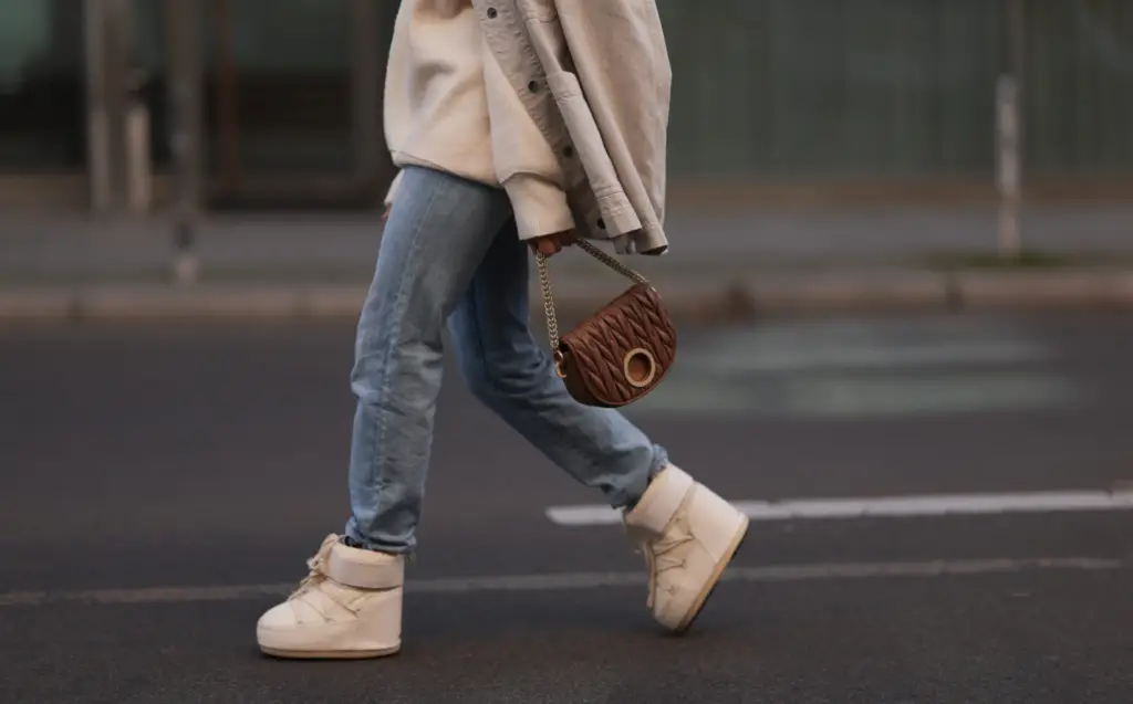 Scarpe che tengono i piedi caldi